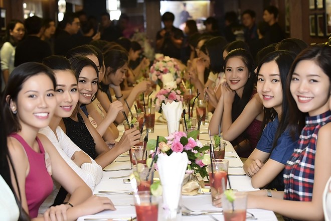 Dàn người đẹp hai miền Nam Bắc hội ngộ để chuẩn bị cho đêm chung kết.